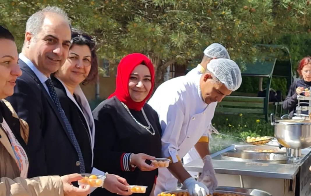 Sıkma ve börek dağıttılar 2